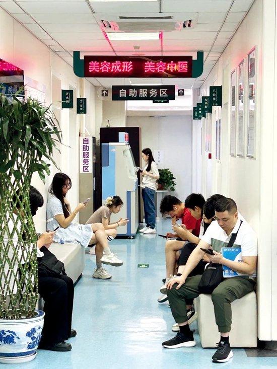 2025-08-04,北京大学第三医院医疗美容楼内候诊的患者。摄影/胡可欣